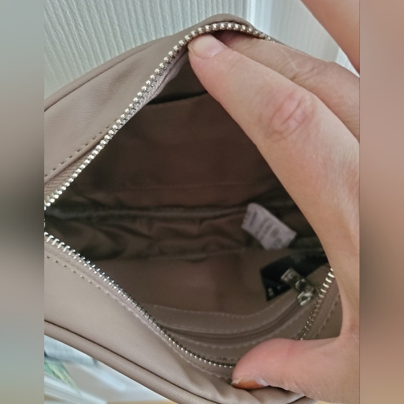 NWT Badgley Mischka Camera bag with slip pocket in Taupe Vegan Leather - Picture 15 of 16